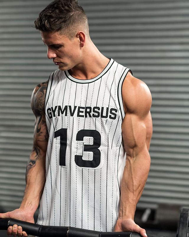 Luke in a GYMVERSUS vest with a barbell (Instagram post)